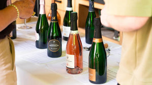 Champagne proeverij met diverse flessen op tafel, inclusief rosé en groen etiket